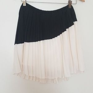 Banana Republic Black ans White Pleated Mini Skirt